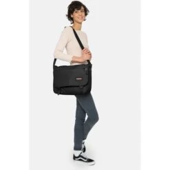 Eastpak Umhängetasche Delegate+ EK00026E0081, Polyamid, 38,5 X 30,5 X 13cm, Schwarz 11 Eastpak Umhängetasche Delegate+ EK00026E0081, Polyamid, 38,5 X 30,5 X 13cm, Schwarz -Eastpak Shop 8663d0b2613f69874d3ec3e712cf68a9ab438a1d umhaengetasche eastpak delegate plus black